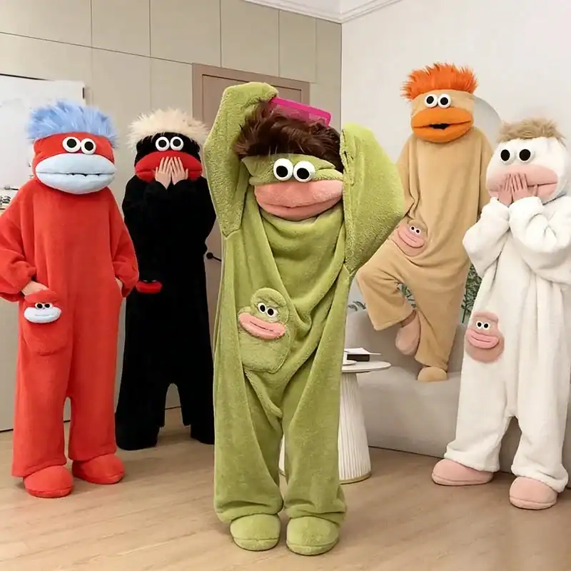 Pyjama couple drôle, combinaisons à tête de personnage en plusieurs couleurs.
