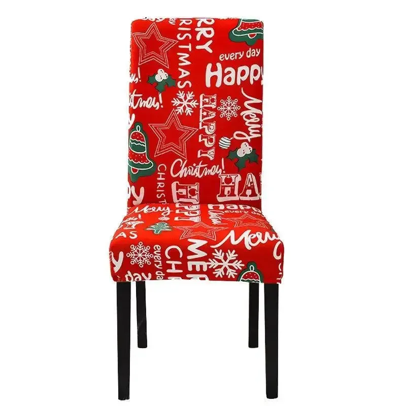 Rode kerststoelhoes met feestelijk dessin op een stoel.