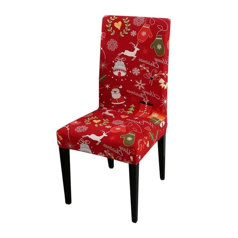 Kerststoelhoes met feestelijk dessin op rode stoel, kerstversiering, sneeuwvlokken, rendieren, kerstman, handschoenen.