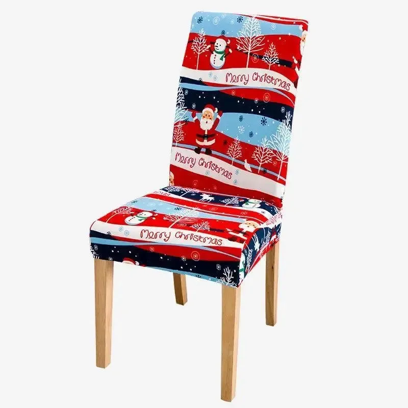 Kerststoelhoes met feestelijk dessin op houten stoel.