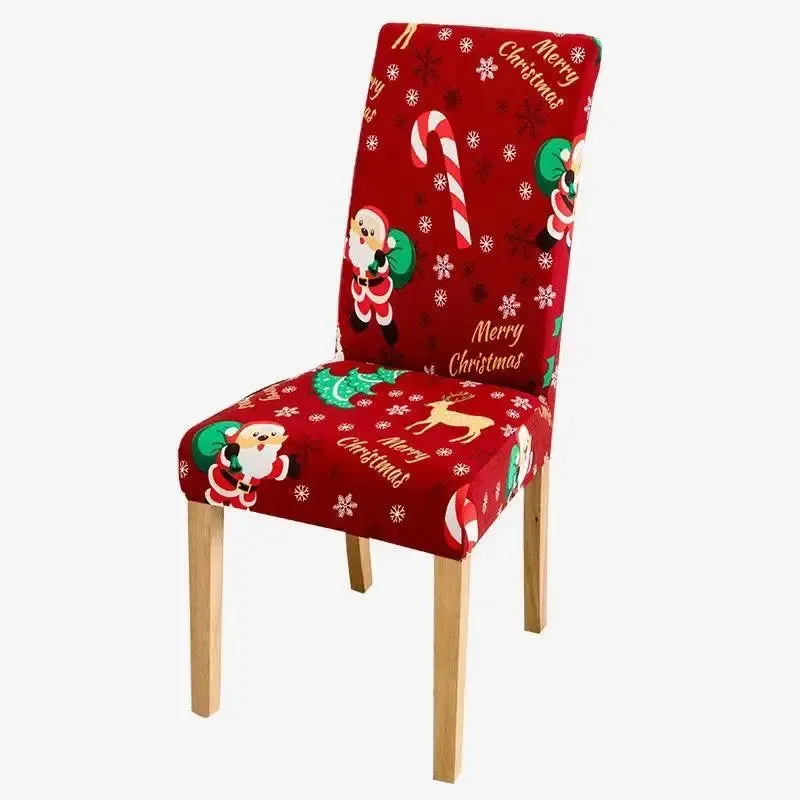 Kerststoelhoes met feestelijk dessin op houten stoel.