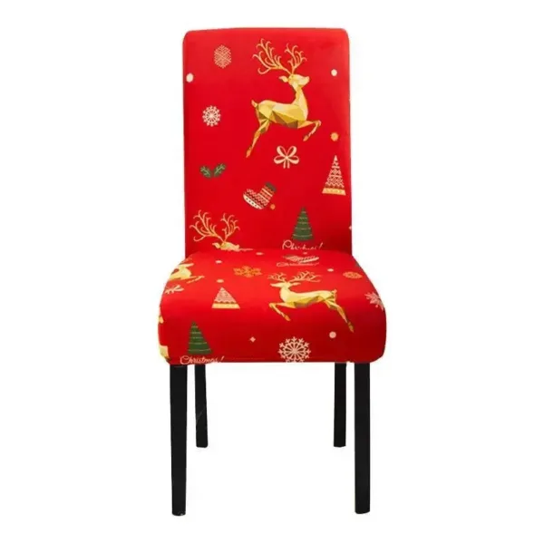 Rode kerststoelhoes met gouden herten en kerstversieringen op een stoel.