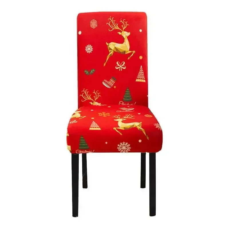Rode kerststoelhoes met gouden herten en kerstversieringen op een stoel.