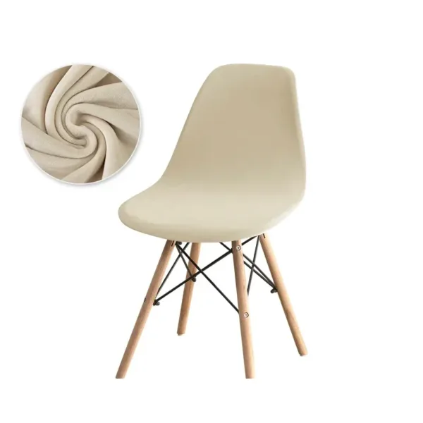 Scandinavische stoelhoes van effen fluweel in crème over een kuipstoel met houten poten