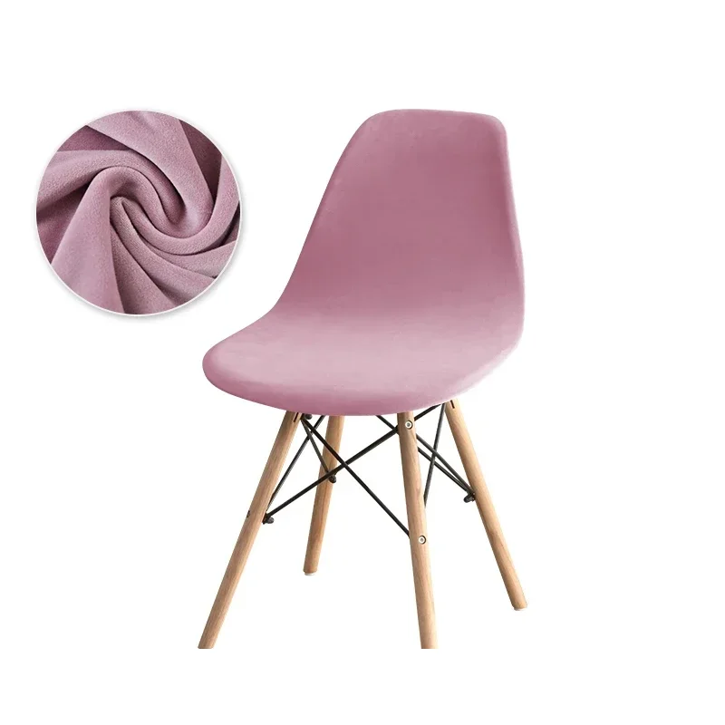 Scandinavische stoelhoes van effen fluweel in roze over een kuipstoel met houten poten
