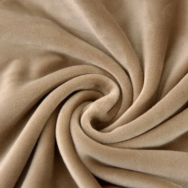 Close-up van de zachte taupe fluweelstof van de stoelhoes