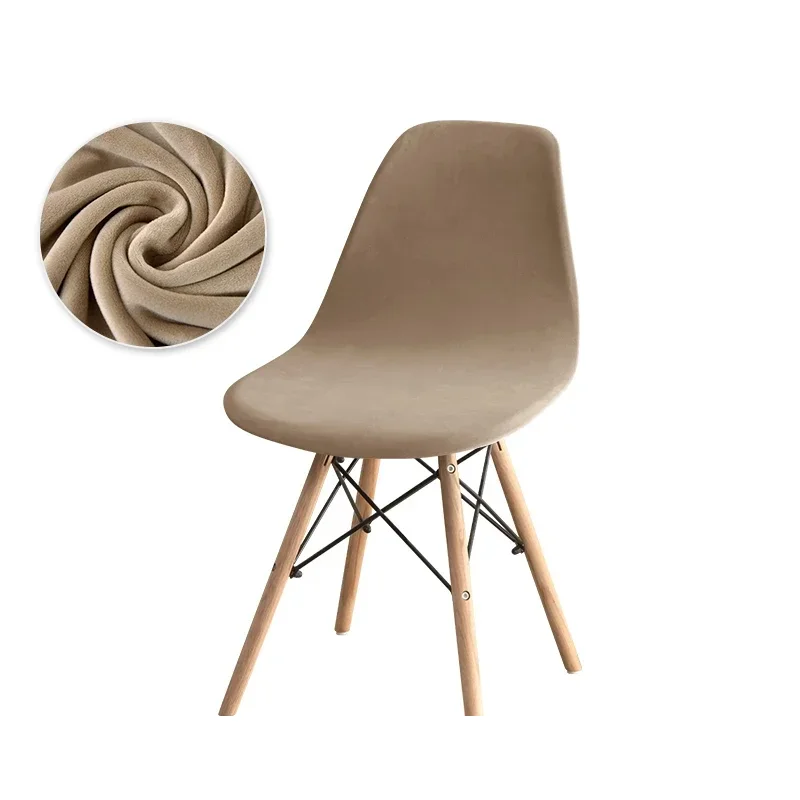 Scandinavische stoelhoes van effen fluweel in taupe over een kuipstoel met houten poten