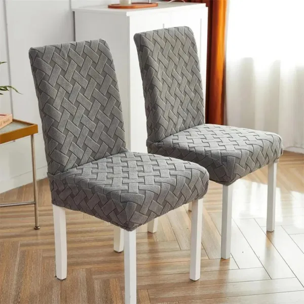 Grijze stoelhoes met geweven houten patroon, geschikt voor eettafelstoelen.
