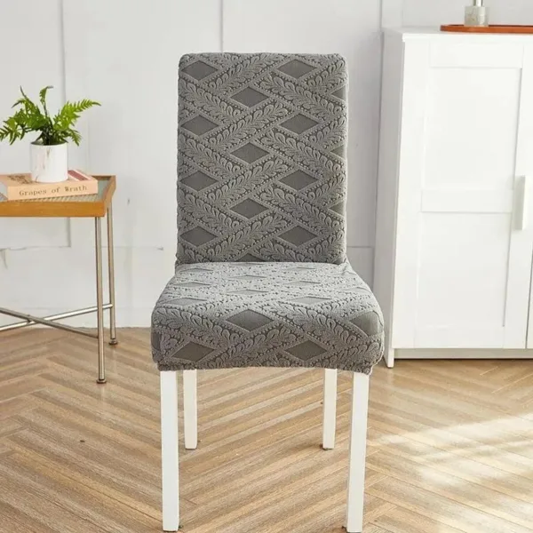 Grijze stoelhoes met jacquard patroon, geschikt voor eettafelstoel.